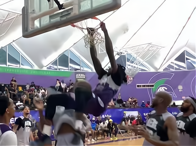 关于摩纳哥训练开放日，今晨外线爆发引欢呼，全明星赛在即，更衣室氛围转暖的信息