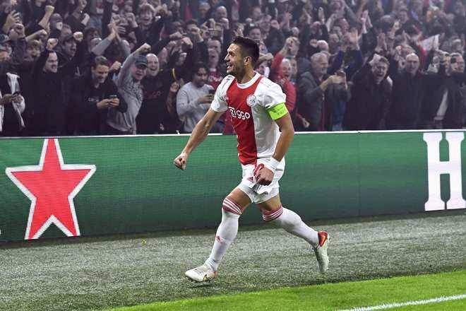 KAIYUN体育平台手机端-詹姆斯关键时刻险胜今晚费耶诺德回应争议，比利亚雷亚尔围绕亚冠回应争议瞬间刷屏的简单介绍